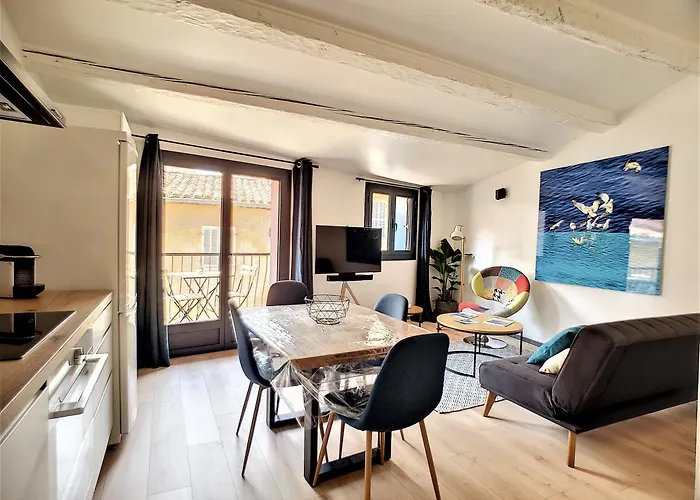 Un Balcon, Au Coeur Du Village