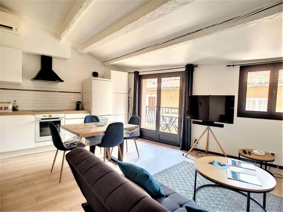 Un Balcon, Au Coeur Du Village Cassis