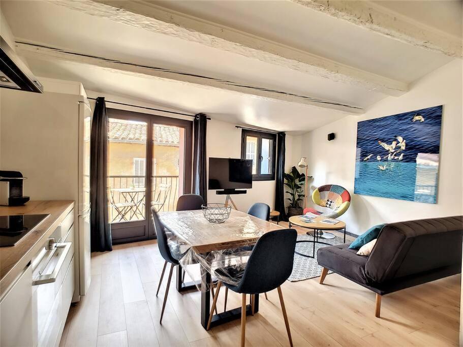 Un Balcon, Au Coeur Du Village