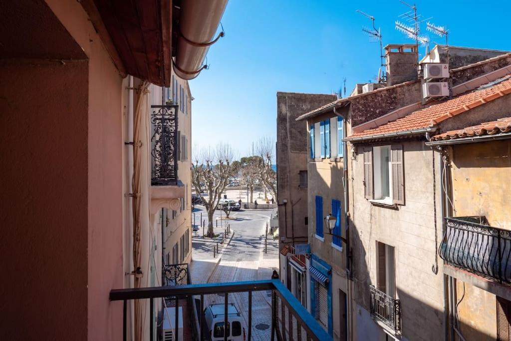 Un Balcon, Au Coeur Du Village