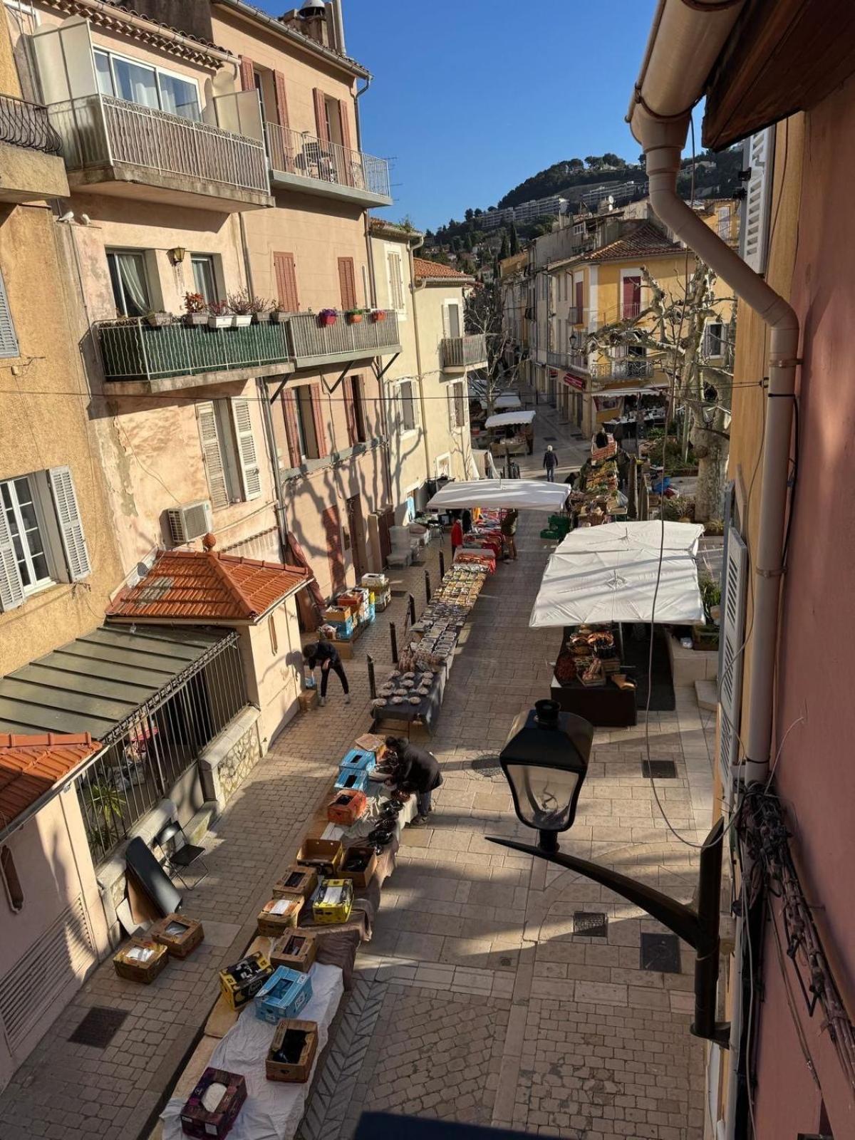 Un Balcon, Au Coeur Du Village *